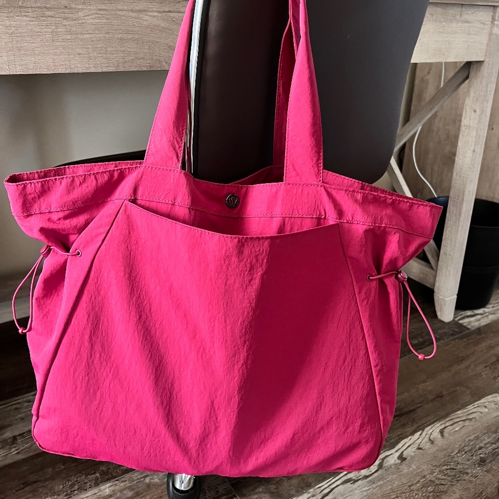 lululemon side cinch shopper bag tote   Pomegranate pink color